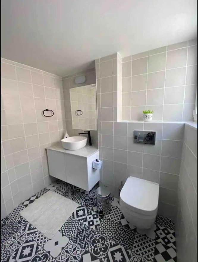 2 Bedroom Apt In Ermou 4 Minute Walk Beach Larnaca Exteriör bild
